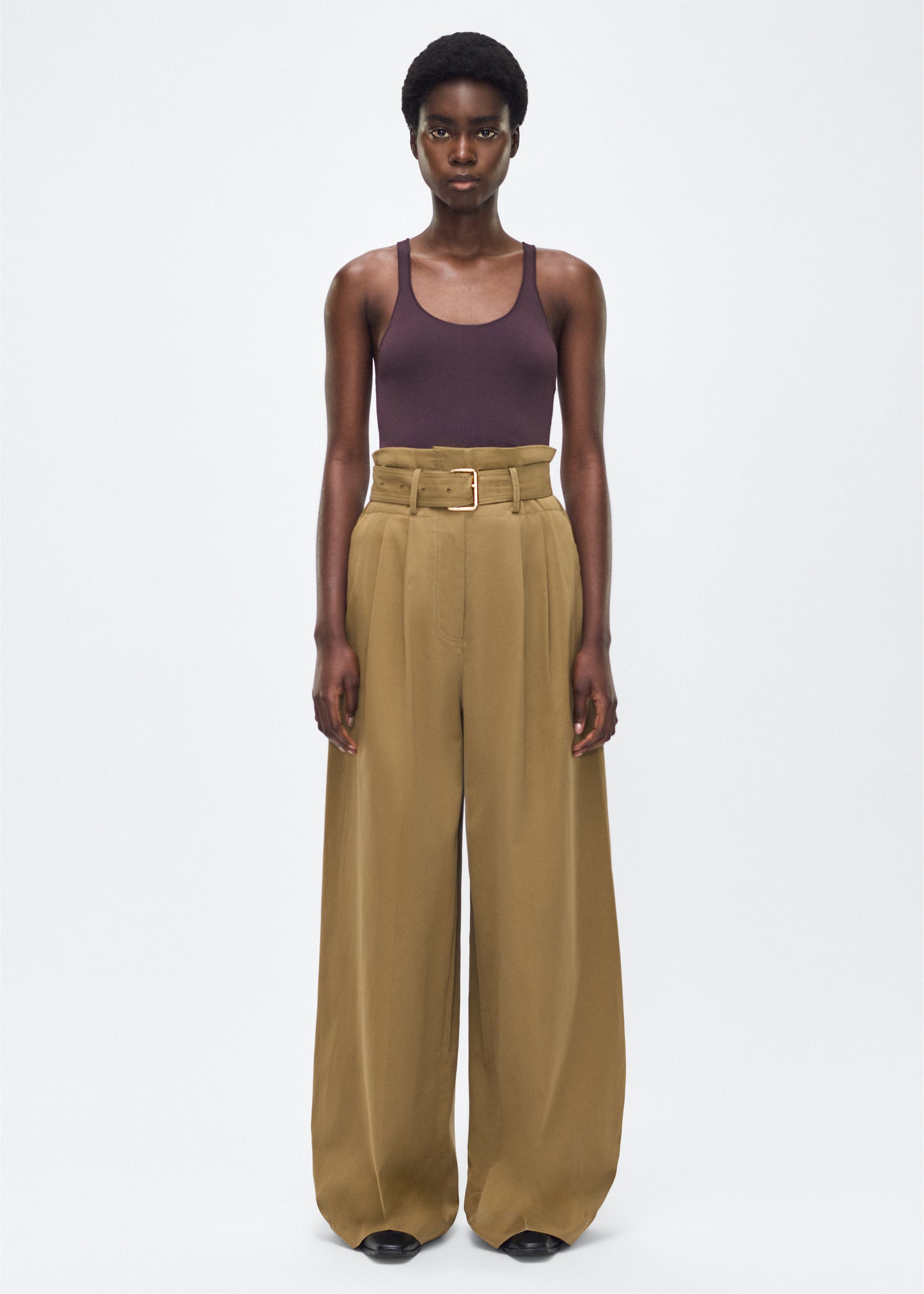 Model facing forward – Jericho Pant, P25505WI, Olive – Adam Lippes, P25 collection: The Jericho Pant is crafted from luxurious cotton-cashmere twill, offering the perfect balance of softness and structure. Pleated fronts and a wide-leg design create an easy, relaxed fit, while a belt at the waist adds elegant definition.