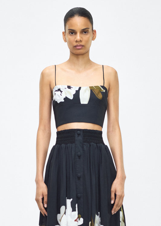 Model facing front – bex top, P25143PV, black/white – Adam Lippes, P25 collection: Crafted from 100% cotton voile, the Bex Top showcases this season’s Sicily-inspired floral motif. The cropped silhouette offers a modern fit, while delicate straps and a clean neckline lend a minimalist touch. 