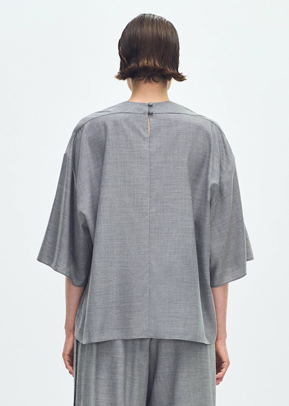 model wearing the oversized t shirt in cashmere