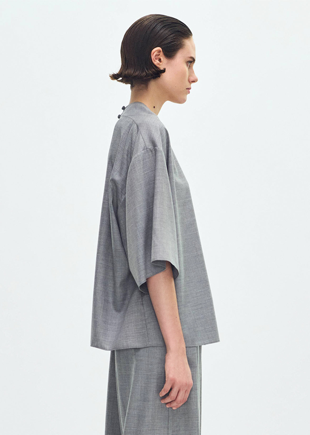 model wearing the oversized t shirt in cashmere
