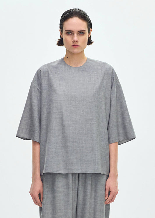 model wearing the oversized t shirt in cashmere